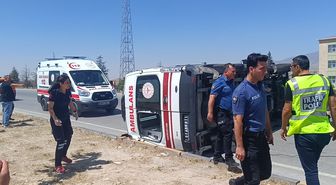 Niğde'de ambulans ile otomobil çarpıştı: 5 yaralı
