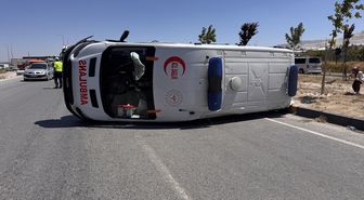 Niğde'de ambulans ile otomobilin çarpıştığı kazada 5 kişi yaralandı