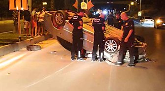 Önündeki motosiklete çarpmamak için direksiyonu kırdı, takla attı
