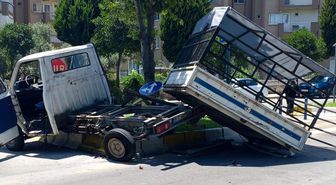 Otomobille çarpışan kamyonet refüje çıktı: 1 yaralı