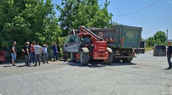 Samsun'da iş makinası ile çarpışan kamyon sürücüsü yaralandı