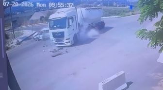 Tanker ile otomobilin çarpıştığı kaza kamerada; 2 yaralı