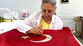 Türk bayrağı geleneksel sim sarma ve pesent teknikleriyle işleniyor