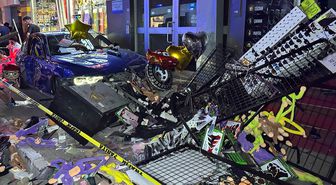 Uşak'ta otomobilin aydınlatma direğine ve kaldırımdaki yayalara çarpması sonucu 4 kişi yaralandı
