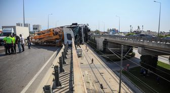 Antalya'da Beton Pompası Kamyonu Üst Geçitte Asılı Kaldı