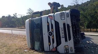 Amasya'da elektronik eşya yüklü tır devrildi