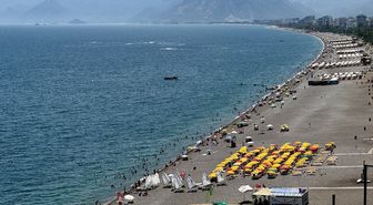 Antalya'da 38 dereceyi bulan sıcaklık sahilleri doldurdu