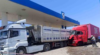 Baygınlık geçiren tır şoförü istasyonda yakıt alan başka bir tıra çarptı