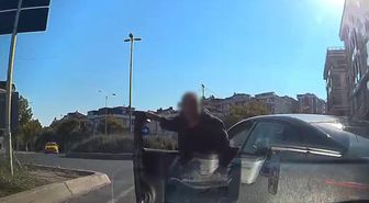 Taksicinin önünü kesip aracını yumrukladı: Saldırı anı anbean kaydedildi