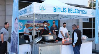 Bitlis Belediyesi hastane önünde vatandaşlara ücretsiz ikramlarda bulunuyor