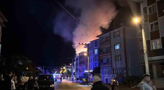 Bolu'da apartmanda çıkan yangında alevler geceyi aydınlattı: Patlama sesleri paniğe neden oldu