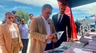 Çocuklar gezici kütüphanede kitap okudu