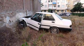 Duvara çarpan otomobilin sürücüsü kayıplara karıştı