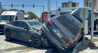 Elazığ'da otomobiller çarpıştı: 5 yaralı