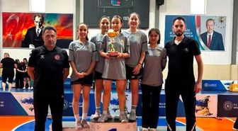Erzincan ANALİG badmintonda kız ve erkeklerde grup birincisi oldu
