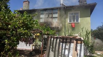 Evde yangın çıktı, kilitli kalan 5 çocuk kurtarıldı