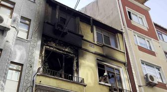 Fatih'te 2 katlı binada çıkan yangında mahsur kalan 4 kişi kurtarıldı