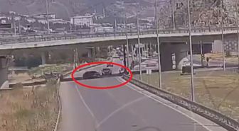 Geri manevra yapan otomobilin, başka bir araçla çarpıştığı kaza kamerada