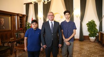 İskenderun Kaymakamı Önder, LGS'den tam puan alan 2 öğrenciyi ödüllendirdi
