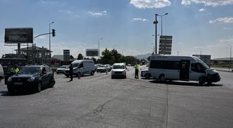 Kayseri'de Minibüs ile Otomobil Çarpıştı: 8 Yaralı