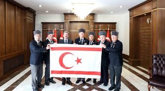 Kıbrıs Barış Harekatı'nın 52. yılında Samsun Valisi'ne KKTC bayrağı takdim edildi
