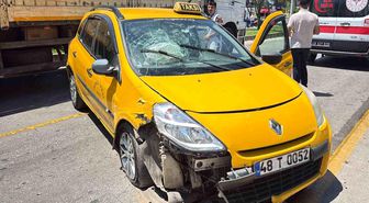 Menteşe'de park halindeki araçlara çarpan taksinin sürücüsü yaralandı