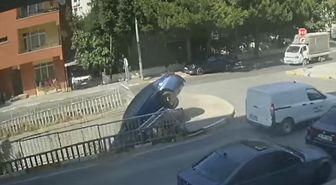Pendik'te otomobil dereye düştü; kaza kamerada