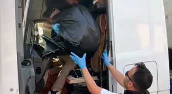 Polisin takibiyle durdurulan TIR'da 24 kilo skunk ele geçirildi