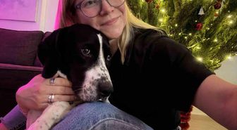 Rus kadın 4 ay önce kaybolan köpeğini 4 ilçede arıyor, binlerce afiş bastırıp her yere asıyor