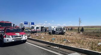 Tekirdağ'da kamyonla hafif ticari aracın çarpıştığı kazada 2 kişi öldü, 3 kişi yaralandı