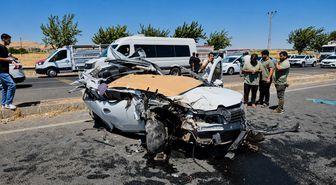 Şanlıurfa'da TIR'a Arkadan Çarpan Otomobilin Sürücüsü Ağır Yaralandı