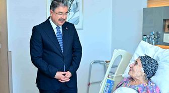 Eskişehir Valisi Yılmaz, şehit annesi Remziye Gıcı'yı hastanede ziyaret etti