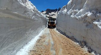 Yüksekova'da temmuz ayına rağmen 5 metrelik kar tünellerinde çalışma