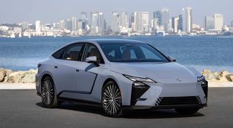 2026 Lexus ES ve Mercedes CLA Elektrikli Sedan Karşılaştırması