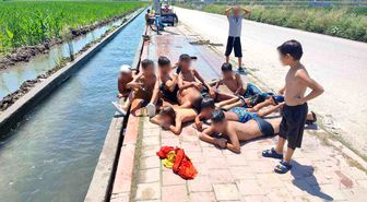 Adana'da çocukların kanal keyfi: Kaldırım plaja döndü
