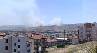 Afyonkarahisar'da otluk alanda çıkan yangına havadan ve karadan müdahale sürüyor