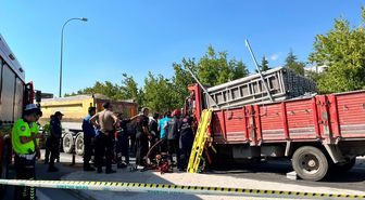 Aksaray'da hafriyat kamyonuna çarpan kamyonetteki 2 kişi ağır yaralandı
