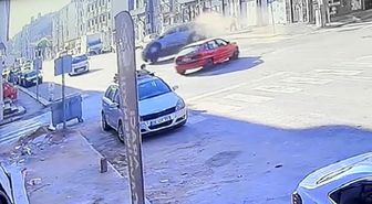 Ara sokaktan çıkan otomobilin çarptığı hafif ticari araç yan yattı