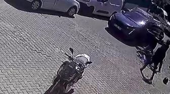 Çukurdan kaçmak için yavaşlayan motosikletliyi böyle darp etti