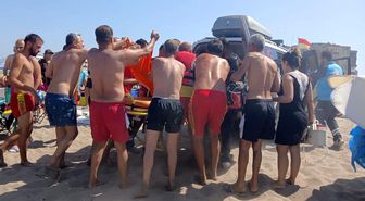 Denizde kalp krizi geçiren adama karada dakikalarca kalp masajı yaptılar