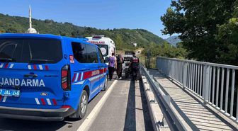 Direksiyon hâkimiyetini kaybeden motosiklet sürücüsü bariyere çarptı: 1 yaralı