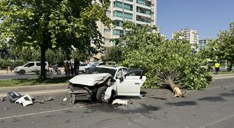 Diyarbakır'da devrilen otomobildeki 2 kişi yaralandı