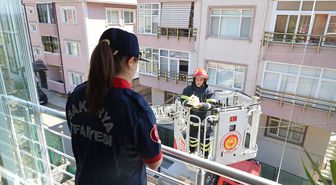 Down sendromlu gencin doğum günü pastası itfaiye merdiveniyle geldi