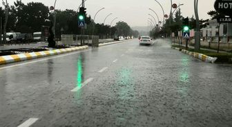 Edirne'de sağanak yağış yolları göle çevirdi