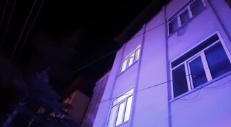 Eşi eve almadı, çatıdan girmek isterken 3'üncü kattan düşüp yaralandı
