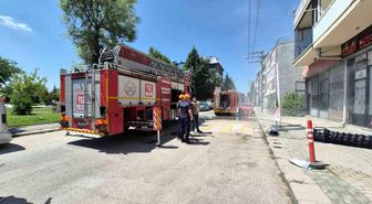 Eskişehir'de iş yerinde yangın: 6 kişi dumandan etkilendi, itfaiye erine ayranlı müdahale