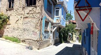 Günün fotoğrafı Afyonkarahisar'dan: Araçların çarptığı eve reflektörlü önlem