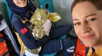 Hastaneye giderken ambulansta doğum yaptı