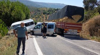 İzmir'de minibüs ile hafif ticari aracın çarpıştığı kazada 12 kişi yaralandı