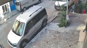 Kağıthane'de çocuklar lastik yaktı: Dumandan etkilenen KOAH hastası kadın hastaneye kaldırıldı
